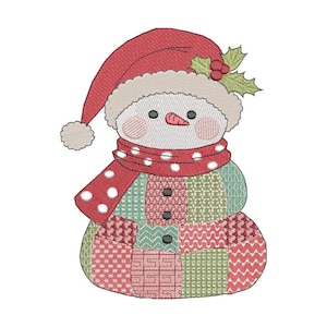 Könnte beinhalten: Gestickter Schneemann mit rotem Hut, Schal und Patchwork-Körper. Der Schneemann hat eine Karottennase, schwarze Augen und rosige Wangen. Der Schal ist rot mit weißen Punkten und der Hut ist mit Stechpalmen verziert.