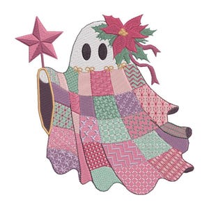 Peut inclure: Broderie d'un fantôme avec un corps en patchwork dans les tons de rose, violet et vert. Le fantôme tient une étoile rose et est orné d'un poinsettia et de rubans. Le design a une ambiance fantaisiste et festive.