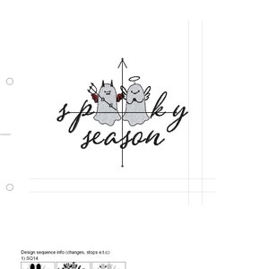Op de afbeelding: Een borduurontwerp met de tekst "spooky season" en twee cartoongeesten, een duivel en een engel. Het ontwerp is 9,95 cm bij 5,49 cm groot.
