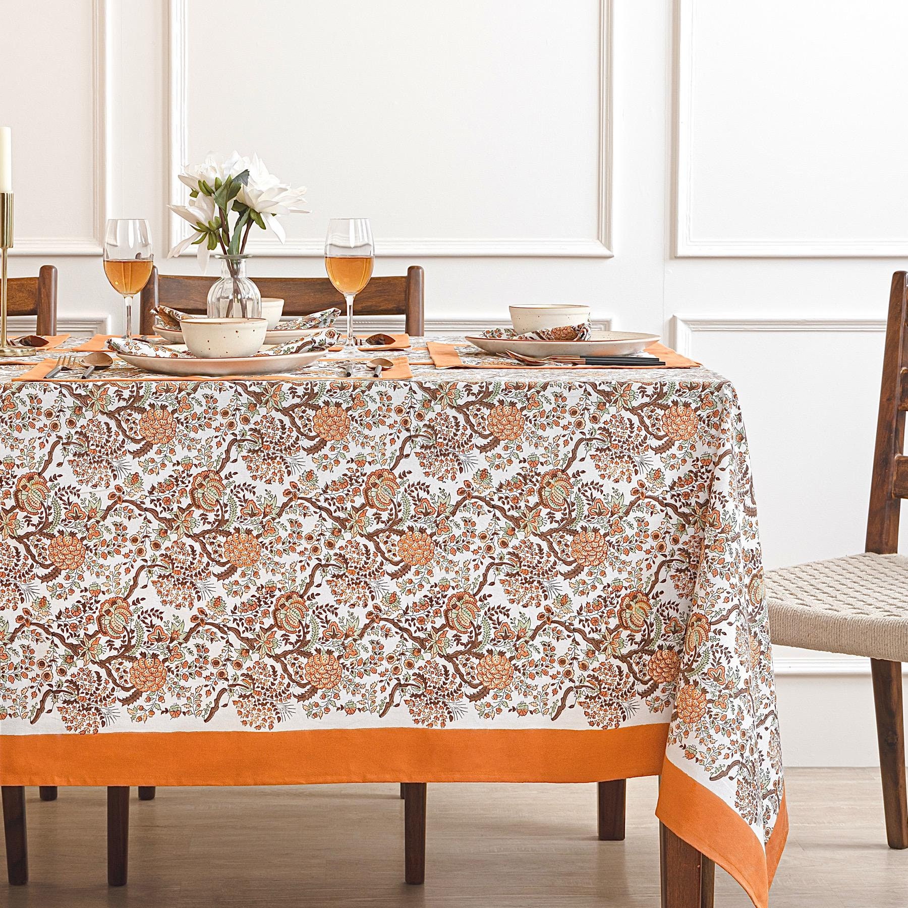Op de herfst geïnspireerd tafelkleed met blokprint in bruin, terracotta, olijfgroen en perzik | Bruiloft tafeldecoratie | Housewarmingcadeau