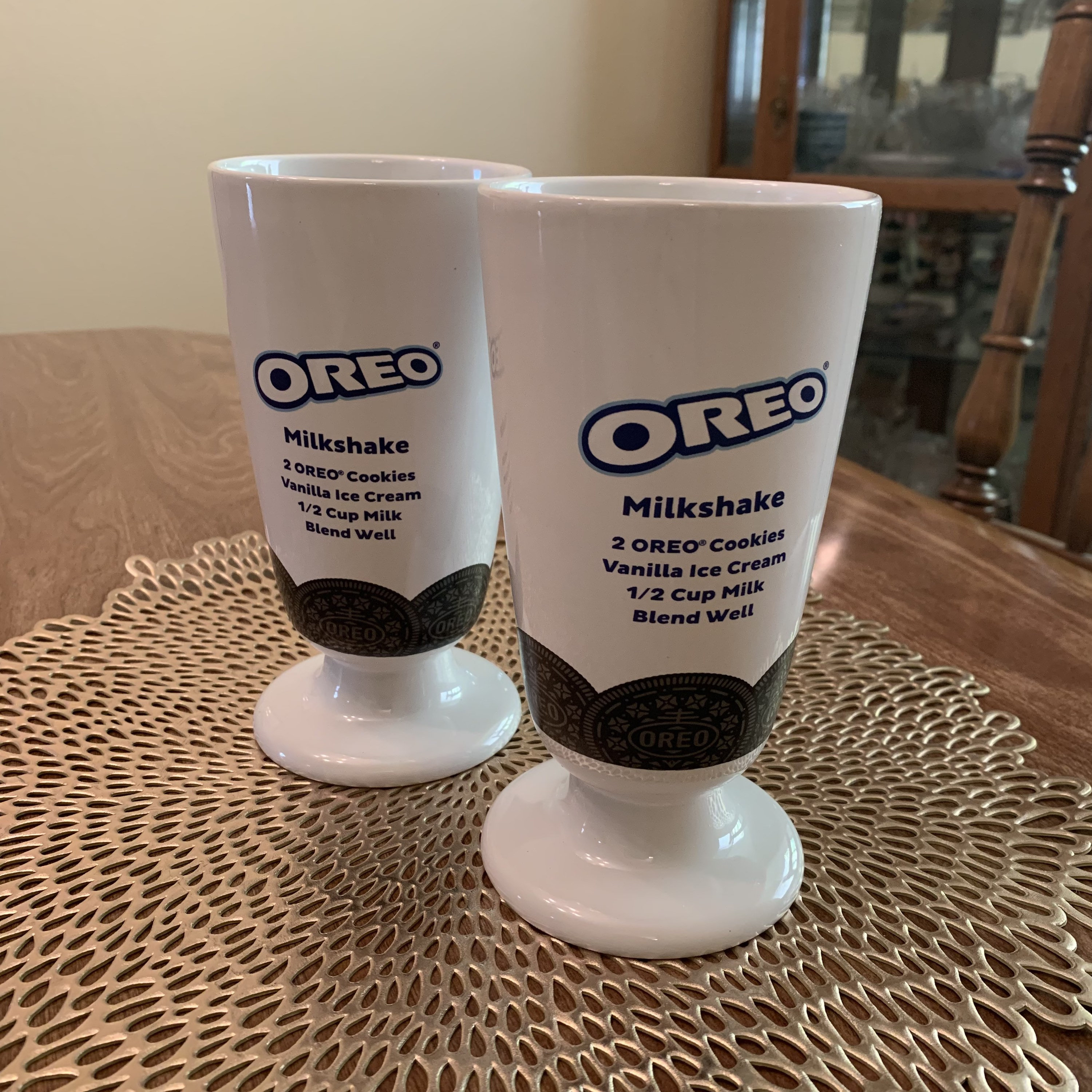 Frankford OREO Milkshake Gift Set with OREO Cookies, 2 Glass Mugs, Ice  Cream Scoop and 2 Straws