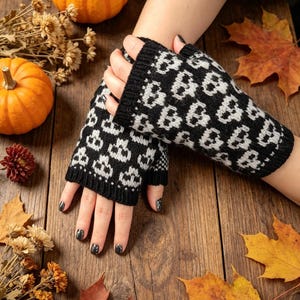 Guantes de calavera para Halloween - Patrón de tejido - Guantes sin dedos