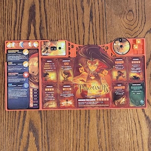 Peut inclure: Un plateau de jeu rouge et orange avec une illustration de personnage d'une femme aux cheveux roux et une couronne. Le plateau porte le titre "Pyromancer" et le texte "Scorch the Earth".