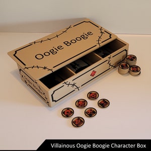Puede incluir: Una caja de madera marrón con una tapa con bisagras y un cajón. La tapa tiene el texto "Oogie Boogie" escrito en ella. La caja está decorada con costuras negras y un borde negro. El cajón está abierto y contiene varios dados rojos pequeños con marcas negras. La caja está etiquetada como "Villainous Oogie Boogie Character Box".