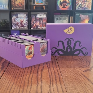 Caja de almacenamiento de cartas grande de Lorcana con temática del Regreso de Úrsula/Lorcana TCG