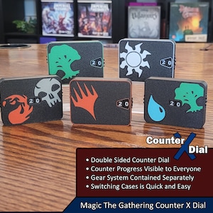 Puede incluir: Cinco diales de conteo de plástico negro y de colores con diferentes símbolos de Magic: The Gathering. Cada dial tiene un contador numérico que lee "20". El texto "Counter X Dial" está impreso debajo de los diales. El texto "Magic The Gathering Counter X Dial" está impreso debajo del texto "Counter X Dial".