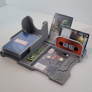 Tablero de jugador con temática de Los Vengadores y soporte para caja de mazo / Marvel Champions The Card Game LCG