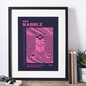 Könnte beinhalten: Ein marineblaues Poster mit geometrischen Mustern in Pink und Weiß. Das Poster trägt den Text "THE RABBLE" und "CHAMPION HILL SATURDAY 3PM" in Weiß. Am unteren Rand des Posters steht der Text "OBIECT OF GAME MOVE PHYSICAL PARTICLEN OF ORR BEYOND GOAL LINE OF OPPOSING TEAM FANATICAL OBSERVATION OF FOOTBALL CAN LEAD TO NEURAL SENSE DAMAIE 1893" in Weiß.