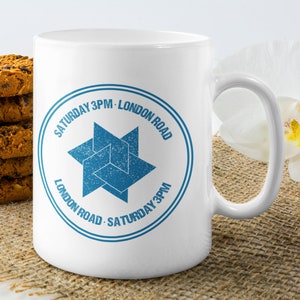 Peterborough - Inspirierte Tasse und Untersetzer Set - Psychedelisches Design in Team Farben - Geschenk für Zuhause oder Büro