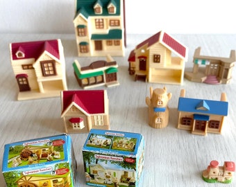 Piezas de repuesto para casas de muñecas en miniatura de la tienda de juguetes vintage Sylvanian Toy Shop, pequeñas casas de muñecas Calico Critters con cajas de juguetes y revistas.