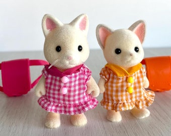 Gato de seda de Sylvanian Families y chihuaha poco común con atuendos a cuadros y mochilas escolares, como nuevos, flocado impecable.