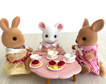 Conjunto personalizado para festa do chá dos Calico Critters com menina canguru, coelho, rato, xícaras de chá, doces e mesa.