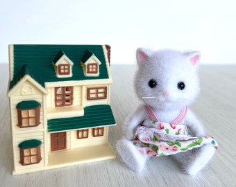 Casa de muñecas Calico Critters Oakwood Manor en miniatura, versión pequeña de House on the Hill con pequeños muebles y una chica gato persa blanca