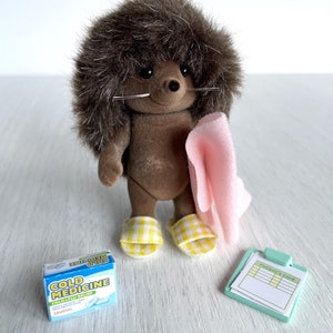Calico Critters medical equipment, slippers, cold medicine, medical chart, blanket.  Sylvanian hospital spare parts, country clinic