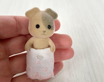 Sylvanian Families Forrester Hund stehende Baby Figur, Sammlerstück Calico Critters Welpe mit Augenklappe