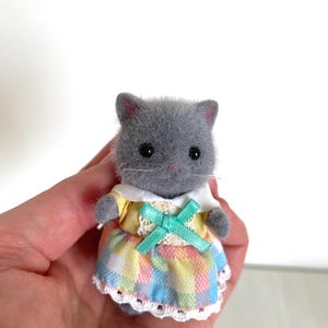 Calico Critters Persian Cat Figurine – Collectible Poseable Toy with Removable Outfit | Miniature Animal for Display or Play