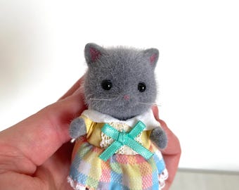 Calico Critters Persian Cat Figurine – Collectible Poseable Toy, grey kitty