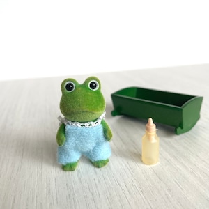 creature collectors club Baby Frog ソフビ Sylvanian Baby Frog With Green Crib and Bottle, in Good Vintage