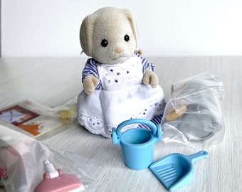 Set per la pulizia della casa Calico Critters, realizzato da Sylvanian Families e accessori