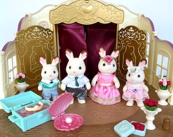 Teatro de Ballet personalizado con accesorios y figuras de Calico Critters, edificio en excelentes condiciones con escenario giratorio y vestuario.