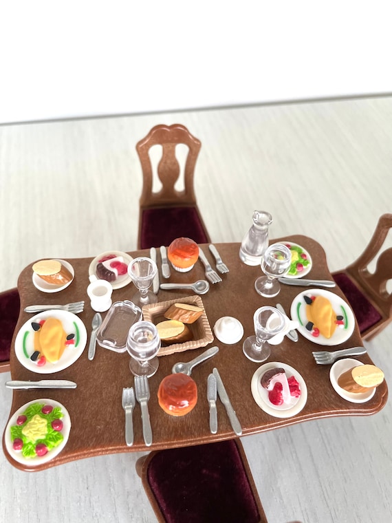 シルバニアファミリーのディナーパーティーセット。赤いベルベットの