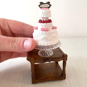 Calico Critters ドールハウスのミニチュア バースデー ケーキまたはウェディング ケーキ、ミニチュア アクセサリー付きフード カート