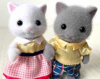 Calico Critters Persian Cat Couple, Matching Yellow Outfits, grey and white kitty figures