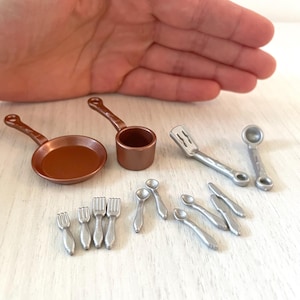 Cubiertos, espátulas, ollas y sartenes de repuesto Calico Critters, piezas de repuesto para la cocina de Sylvanian Families para casas de muñecas y miniaturas.