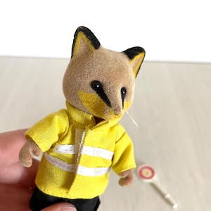 Calico Critters Lollipop Man Renard Fox z zastępczym znakiem w doskonałym stanie, figurka lisa w żółtym stroju, kolekcjonerska figurka Sylvanian