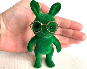 Conejo verde y gafas malvadas de Calico Critters / Figura de conejo de Pascua / Juguete inspirado en Wicked / Idea de manualidad de costura / Conejo verde coleccionable