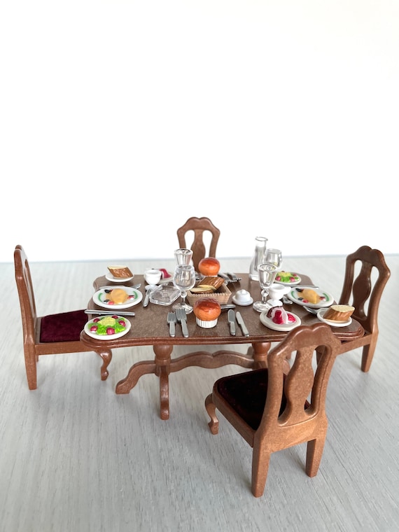 シルバニアファミリーのディナーパーティーセット。赤いベルベットの