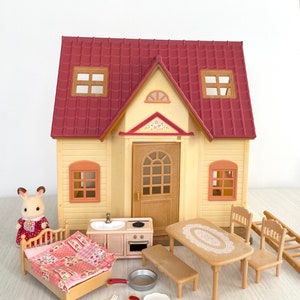 Calico Critters Original Cozy Cottage Starter Home, Sylvanian Families home complete, excellent condition and with original box from Japan.