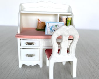 Escritorio de casa de muñecas, muebles en miniatura, escritorio rosa y blanco Calico Critters con silla, lápiz, libros, libro para colorear, todo en condiciones nuevas.