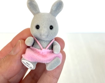 Bebé Sylvanian Families Babblebrook Rabbit con ropa original y en perfectas condiciones, con pegatina en el pie y criatura de percal articulada de pie