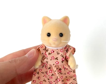 Sylvanian Families chantilly cat moeder, Calico Critters Chantilly moeder in roze gebloemde jurk, gloednieuwe staat voor verzamelaars, ongerepte kudde