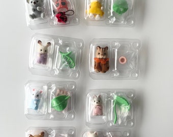 Les figurines du sac aveugle de la série de costumes pour bébés Calico Critters ont été dévoilées dans leur emballage