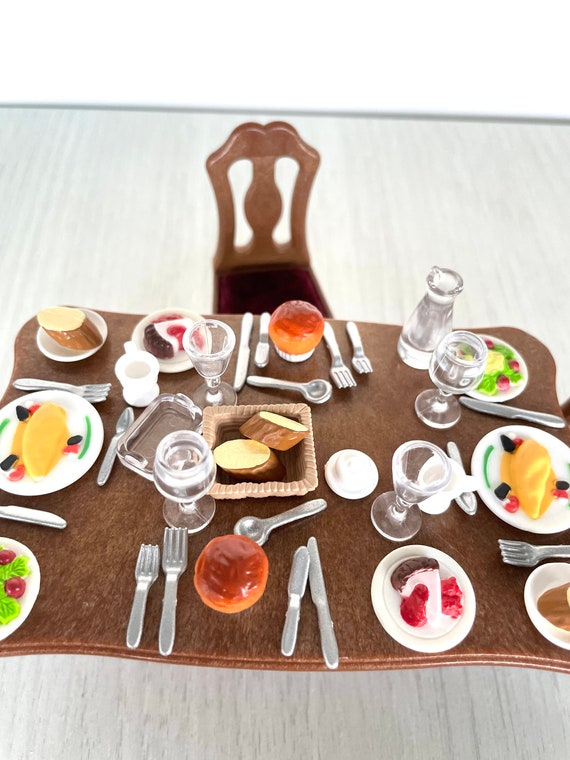 シルバニアファミリーのディナーパーティーセット。赤いベルベットの