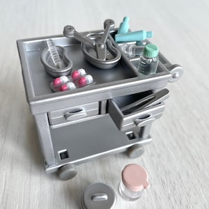 Akcesoria do wózków medycznych Calico Critters, części zamienne do zestawu pielęgniarskiego, szpitalnej kliniki wiejskiej lub akcesoria do miniatur