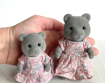 Vintage Sylvanian Families Honeysuckle Evergreen Mother Bear with daughter from the United Kingdom, Gray flocked animal figurine