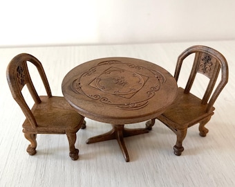 Mesa Calico Critters adornada en marrón oscuro con dos sillas, nueva pieza de repuesto para cocina o comedor, muebles en miniatura para casa de muñecas