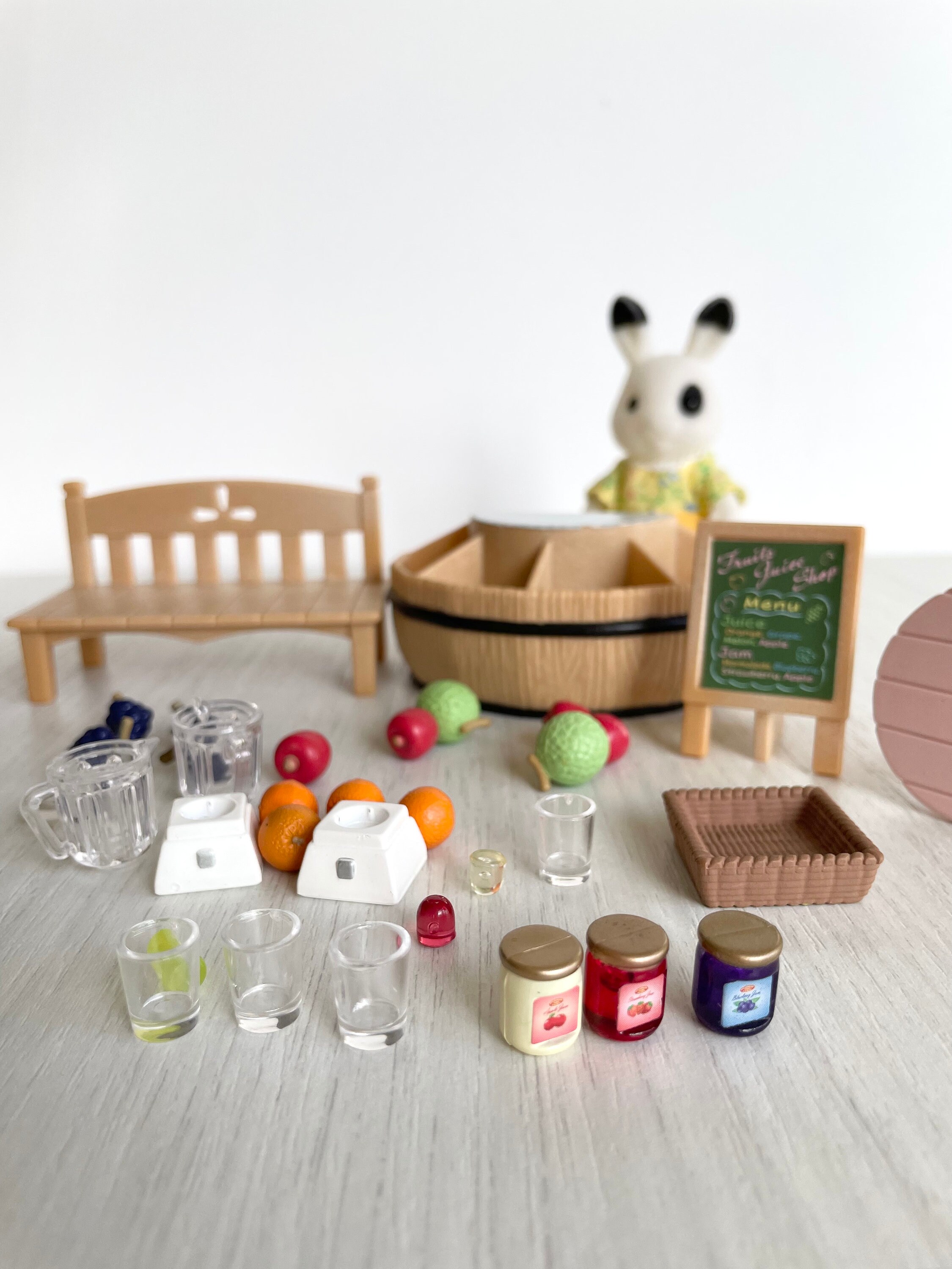 Sylvanian families juice sales bar and figure