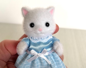 White Persian Cat Mom, Calico Critters Cute Animal Figurine for Dollhouse, Collectible Figurine, Perfect Gift for Cat Lovers!