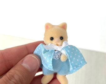 Bebé gato Chantilly de Sylvanian Families, Jacques con vestido azul de lunares