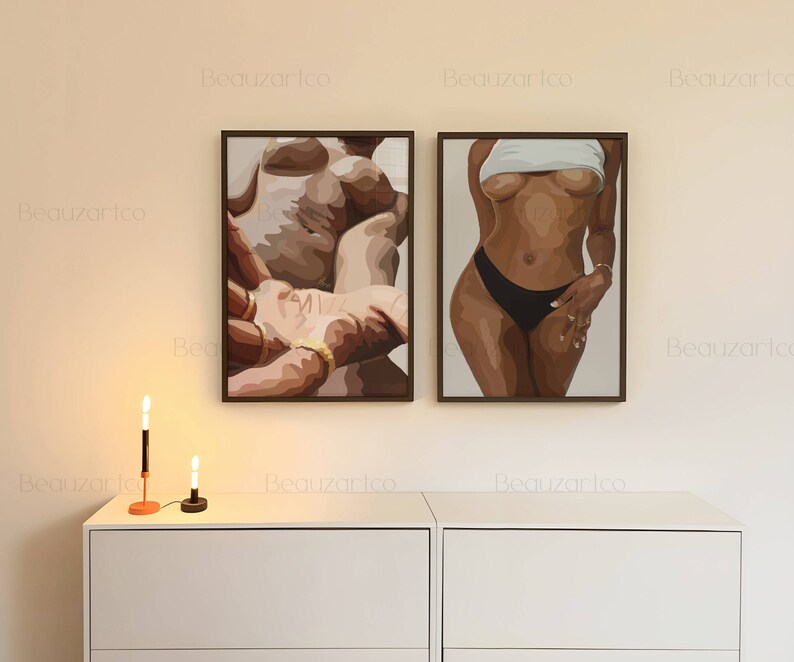 Pu&ograve; includere: Due quadri incorniciati su una parete bianca. Il dipinto a sinistra mostra un primo piano di due mani, una con un anello d'oro. Il dipinto a destra mostra una persona con la pelle marrone che indossa la parte inferiore di un bikini nero.