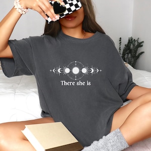 Shirt Serpent & the Wings of Night, There She Is T-shirt, Crowns of Nyaxia, Romantasy Book Lover Gift, Carissa Broadbent IK OFFICIEEL LICENTIE HEEFT