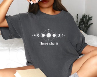 Camiseta Serpiente y las Alas de la Noche: Tee Ahí Está I Licencia Oficial Coronas de Nyaxia Carissa Broadbent Libro Merchandising