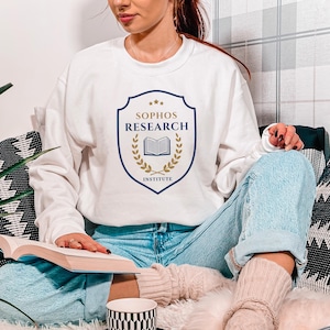Sweatshirt Sophos Research Institute: comfortabele kleuren ronde hals IK HEB OFFICIEEL IN LICENTIE GEGEVEN voor boekmerchandise voor The Kindred&#39;s Curse Saga van Penn Cole