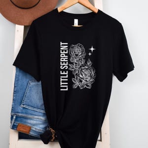 Shirt Little Serpent, Serpent & the Wings of Night, Crowns of Nyaxia, Romantasy Book Lover Gift, Carissa Broadbent-merchandise OFFICIEEL LICENTIE