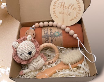 Geschenkset Löwe | Babygeschenk mit personalisierter Häkelrassel, Schnullerkette, Geschenk zur Geburt