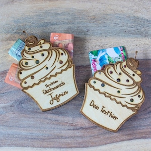 Geschenkkarte Geburtstag personalisiert - Holzkarte mit Namen - Geschenkverpackung Geld Gutschein Kuchen Cupcake